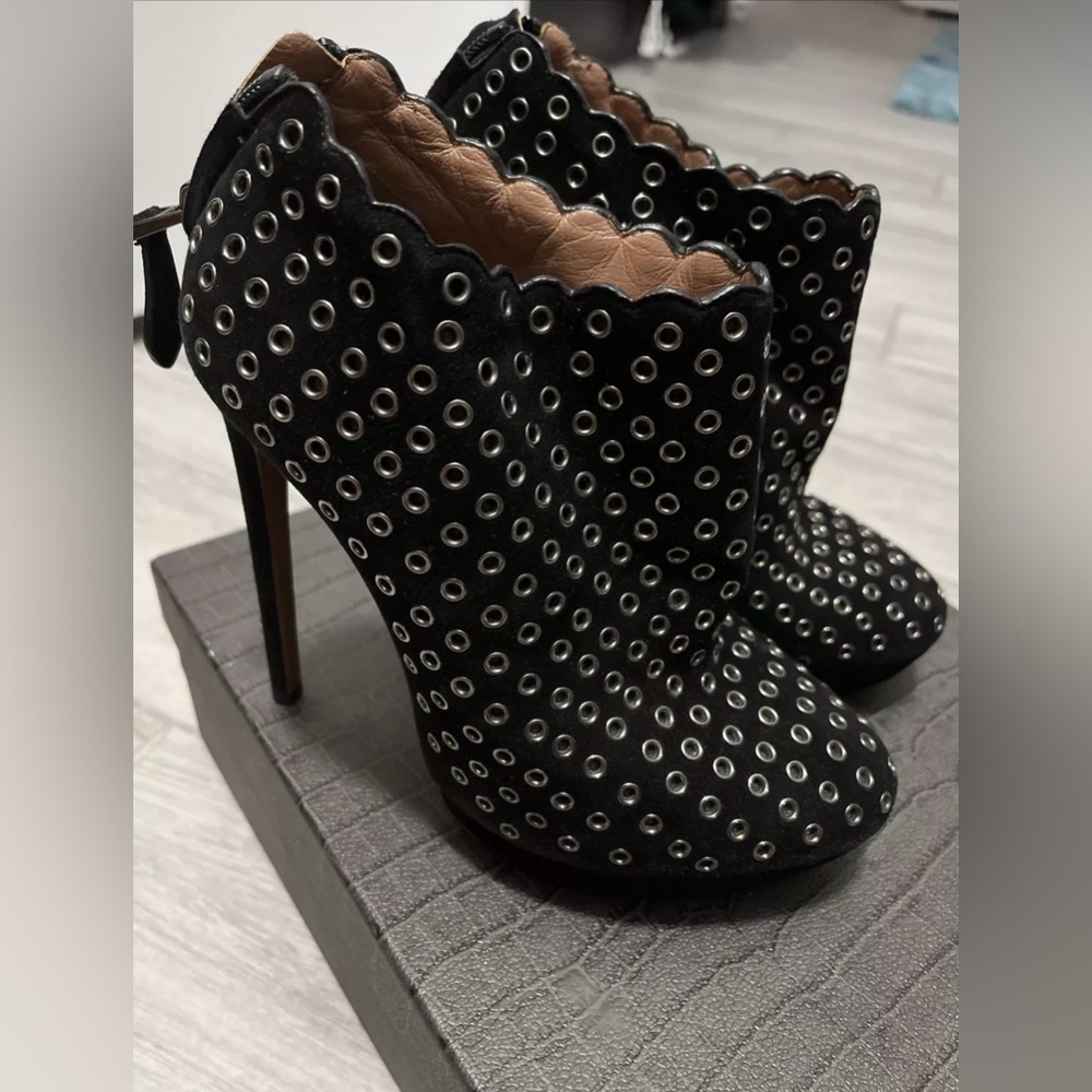 Alaia ankle booties